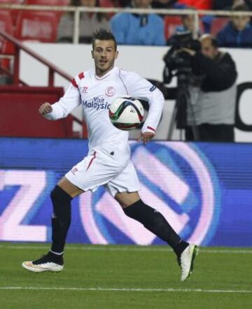 DIOGO FIGUERAS. El Sevilla ya tiene a su pieza deseada para la banda derecha. El club llega un acuerdo con el Genoa para la rescisión de la cesión del jugador, que volverá de esta forma al Sevilla para reforzar al equipo en esta segunda vuelta. 