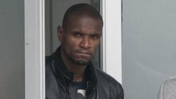 Abidal va al entreno para saludar a sus compañeros