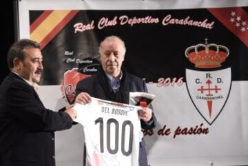 El club obsequió con banderines y camisetas conmemorativas. En la imagen, Vicente Del Bosque. 