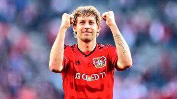 El exfutbolista alem&aacute;n Stefan Kiessling durante su etapa de jugador en el Bayer Leverkusen haciendo un gesto de celebraci&oacute;n a la grada.