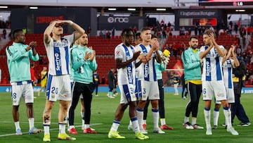 PALMA, 19/04/2025.- Los jugadores del LEganés al finalizar el partido de la jornada 32 de LaLiga que RCD Mallorca y CD Leganés disputan hoy domingo en el Estadi Mallorca Son Moix, en Palma. EFE/Cati Cladera