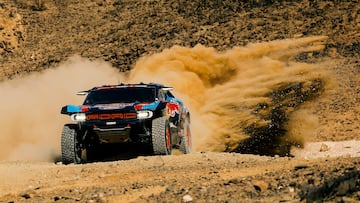 Carlos Sainz y Lucas Cruz de Ford M-Sport en acción durante la etapa prólogo del Rally Dakar 2025.