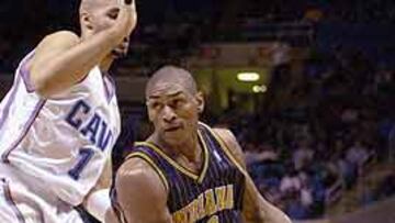 <b>INDIANA, FENOMENAL.</b> Los Indiana Pacers caminan con paso firme esta temporada en la NBA, gracias a jugadores como Ron Artest, en la imagen en el partido disputado contra Cleveland.