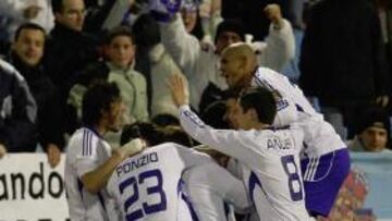 <b>PROGRESIÓN. </b>Los jugadores del Zaragoza celebran un gol del equipo.