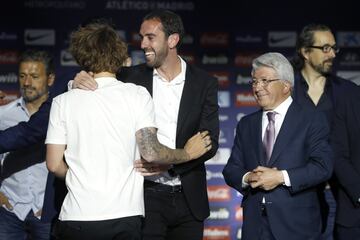 Griezmann y Godín se abrazan tras finalizar el acto de despedida. 
