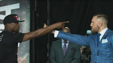 Mayweather y McGregor, durante el segundo showtime.