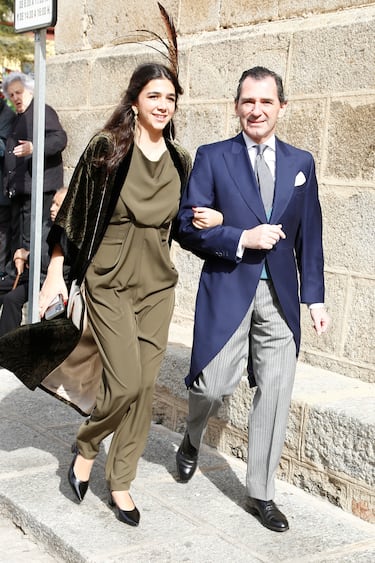 Los invitados llegan al enlace en la iglesia parroquial de Santiago Apóstol en Cebreros, Ávila. 