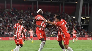 El delantero nigeriano Sadiq Umar (2i) celebra su gol, durante el encuentro correspondiente a la tercera jornada de LaLiga Santander entre el Almería y el Sevilla.