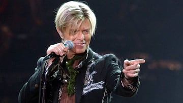 David Bowie en un concierto de 2003 en Hamburgo, Alemania.