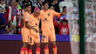 Nahuel Molina, Griezmann y Morata celebran el gol del internacional español.
