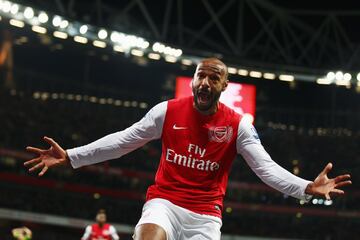Reconvertido a delantero centro por Ars¨¨ne Wenger en el Arsenal, el atacante franc¨¦s encontr¨® en Inglaterra un equipo adaptado a sus necesidades que compiti¨® contra el Manchester United de Sir ?lex Ferguson. En su primera temporada anot¨® 26 goles entre todas las competiciones y disput¨® una final de Copa de la UEFA ante el Galatasaray. El buen juego estuvo acompa?ado de trofeos; 2 ligas, 3 Copas y 3 Supercopas. Se march¨® al Barcelona, d¨®nde ganar¨ªa el famoso triplete con Guardiola y formar¨ªa ataque con Messi o Eto¡¯o. Con la Champions completaba el t¨ªtulo que le faltaba tras la Eurocopa y el Mundial que hab¨ªa ganado con Francia. Aunque se fue a la MSL para jugar en el RedBull New York, consigui¨® una cesi¨®n de dos meses para regresar el Emirates Stadium con el Arsenal de Wenger. El ¨²ltimo duelo de ¡°Titi¡± fue una dura derrota por 4-0 frente al Mil¨¢n en octavos de final de la Champions League.