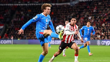 Pablo Barrios, en una acción en el PSV-Atlético.