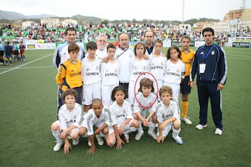 Con 11 años se incorporó a la cantera del Real Madrid, en la que permaneció 2 años y de la que se marchó por motivo extradeportivos al Atlético de Madrid.