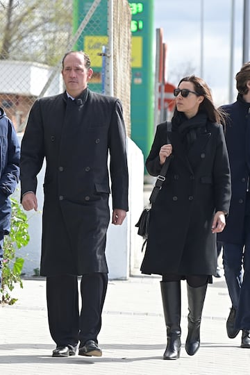 Bruno Gómez- Acebo y Barbara Cano llegan al cementerio San Isidro.