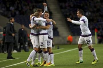 Los jugadores de Austria Vienna Roman Kienast celebran un gol, durante el partido del grupo G de la Liga de Campeones en el estadio Dragao en Porto (Portugal).