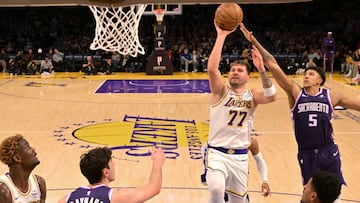 Luka Doncic lanza a canasta durante el partido que enfrentó a Lakers y a Kings.