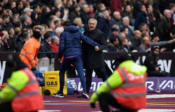 El técnico portugués celebra efusivamente el gol de Son Heung-min. El primer tanto del Tottenham con Mourinho de técnico.