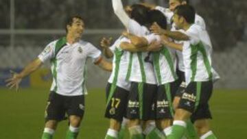 Los jugadores del Racing celebran uno de sus goles al Alcorcón.