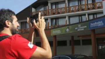 El jugador Alex Mumbr&uacute;, a su llegada al hotel de Zrece (Eslovenia), donde estar&aacute; hospedada la selecci&oacute;n espa&ntilde;ola de baloncesto.