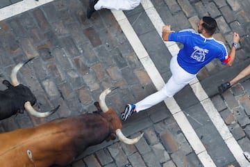 Imágenes del quinto encierro de los Sanfermines 2022 con la ganadería de Cebada Gago. La carrera ha sido complicada y ha dejado varios heridos y caídas.