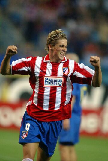 Fernando Torres con una de las camisetas del año del centenario (2003).