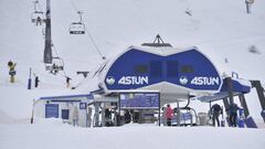 La estaci&oacute;n de esqu&iacute; de Ast&uacute;n en el Pirineo aragon&eacute;s es la &uacute;nica abierta, en Huesca, Arag&oacute;n (Espa&ntilde;a), a 29 de diciembre de 2020. La alerta roja por nieve tras la borrasca Bella se mantiene este martes en 14