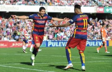 Luis Suárez celebra el 0-3 con Neymar. 