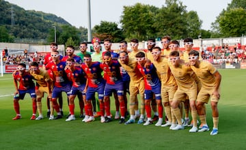 Los jugadores del Olot y del Barcelona, posaron juntos con ‘Las gafas de realidad mejorada’, una iniciativa contra el cáncer infantil. Proyecto social de la Fundació Albert Bosch.