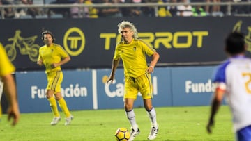 Mágico González vestido de amarillo en el estadio del Cádiz.