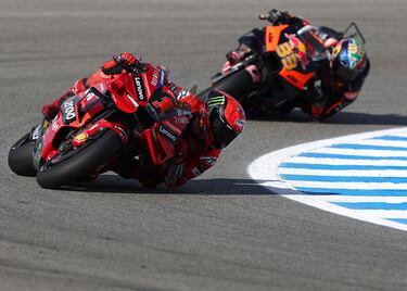 El piloto italiano, Francesco Bagnaia, junto a Brad Binder en el circuito de Jerez.