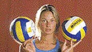 <b>ATRACTIVO EN LA LIGA.</b> Maurizia Cacciatori, la atractiva italiana que ha revolucionado el voleibol español, está en Madrid para disputar el All Stars. Confía en que la gripe le deje hacerlo.