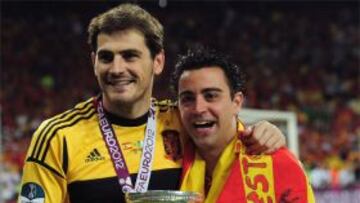 Casillas y Xavi posan con la Eurocopa lograda el Kiev el pasado domingo tras imponerse a Italia por 4-0.