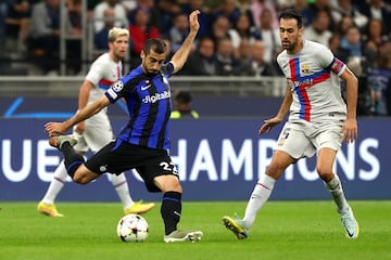 Henrikh Mkhitaryan y Sergio Busquets.