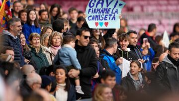 GRAFCAT4624 BARCELONA 02/01/2023.- Cientos de seguidores azulgranas se dieron cita este mediodía en el Spotify Camp Nou para seguir en directo el entrenamiento de la plantilla del FC Barcelona que hoy excepcionalmente era abierto al público. EFE/Alejandro Garcia