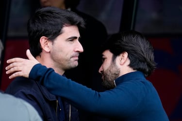 El entrenador del Barcelona Femenino, Pere Romeu, y el entrenador del Real Madrid, Pau Quesada, se saludan antes del partido entre ambos equipos.