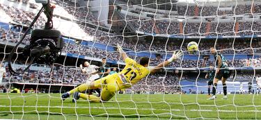 Fernando, el portero del Almería, no pudo hacer nada en el segundo gol del jugador del Real Madrid, Benzema. 