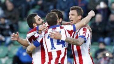 Los jugadores atléticos celebran el segundo gol.