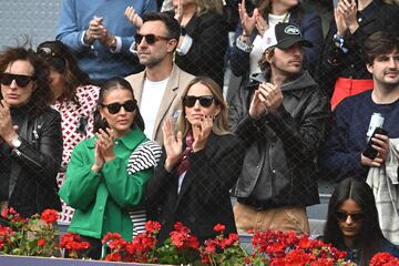 Laura Escanes y Adrián Roma durante el partido de Carlos Alcaraz en el Mutua Madrid Open.