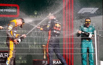 El británico Lando Norris de McLaren, el holandés Max Verstappen de Red Bull Racing y el español Fernando Alonso de Alpine en el podio del Gran Premio de Brasil de Fórmula 1, en el circuito de Interlagos.