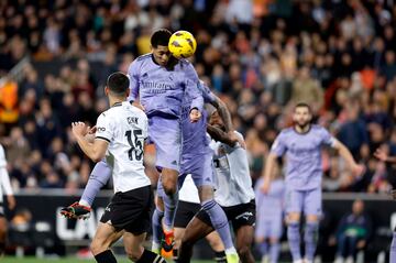 Minuto 98, córner que lanza Modric, despeja el portero del  Valencia, controla el balón Brahím Díaz en la frontal, se va a la banda derecha, centra y Bellingham remata de cabeza superando a Giorgi Mamardashvili.