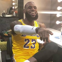 LeBron se pone la camiseta de los Lakers por primera vez