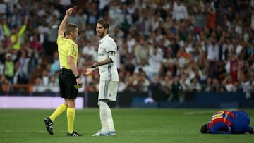 Sergio Ramos, en el momento de ser expulsado por Hernández Hernández.