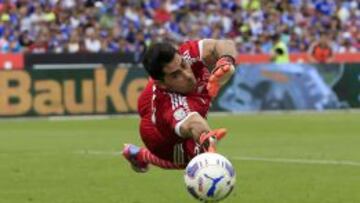 Johnny Herrera fue una de las figuras de la U en el Clásico Universitario.