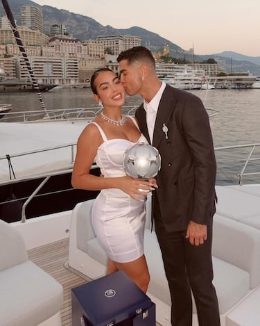 Cristiano tendrá un trofeo más en su extensa britina tras recibir de manos de Aleksander Ceferin, presidente de la UEFA, el trofeo que le reconoce como el mejor goleador de la Champions League. El evento se celebró en Mónaco y la pareja no dudo de disfrutar los días durante su estancia. "Feliz por estar junto a él en este día tan especial. Te mereces lo mejor del mundo mi amor. Te amamos", comentó la empresario en sus redes sociales.