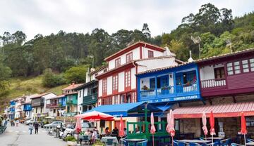 Tazones se ha convertido en los últimos años en uno de los pueblos más turísticos de Asturias gracias a su encanto y su colorida imagen, y es que su visita se vuelve obligatoria para comprobar lo cuidadas y mimadas que están sus casas.