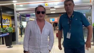 El Profe Ortega llegando al aeropuerto de Monterrey. Comienza su nueva vida sin el Cholo.