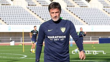El entrenador del Málaga, Míchel González, durante un entrenamiento.