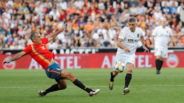 El Piojo era clave en el Valencia de Héctor Cúper. De hecho jugó 18 de los 19 partidos de aquella Champions. El que más. Fue también su máximo goleador (6). Tras la final de París fue traspasado a la Lazio. Actualmente es director de fútbol de Colorado Rapids.