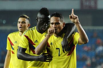 Carlos Bacca celebra su gol con la Selección ante China al minuto 60.