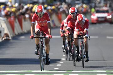 El equipo ciclista francés Cofidis cruza la línea de meta de la tercera etapa.